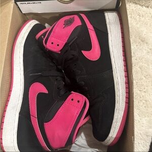 Nike Women's Black and Pink Air Jordan 1
